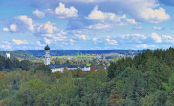 Der Start in den Herbst - mit einem Blick von den Oberroher Anhöhen auf Ursberg und ins Mindeltal.