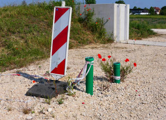 Eine Baustelle und Strassensperrung ist meistens ein Ärgerniss - doch dem Fotografen hat sie Freude bereitet. Mohnblumen 'verziehren' eine Hochwasserschutzmassnahme an der Bayersrieder Strasse südlich von Thannhausen.