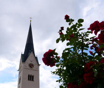 Rosige Zeiten? - zumindest bei diesem Blick vom Friedhof auf den Thannhauser Kirchturm um 16:26 Uhr am 1.Juli 2023.