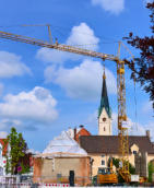 Häng der Kirchturm am Haken? - eine Baustelle in Thannhausen.