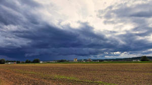 Ein Unwetter zieht über dem Mindeltal auf. Blick auf das Industriegebiet nördlich von Thannhausen am 29.Juli 2023.