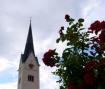 Rosige Zeiten? - zumindest bei diesem Blick vom Friedhof auf den Thannhauser Kirchturm um 16:26 Uhr am 1.Juli 2023.