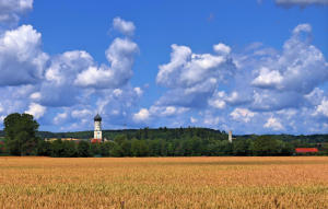 Sommer, Sonne und schone Wolken - der Blick nach Ursberg am 6.Juli 2023.