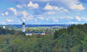 Der Start in den Herbst - mit einem Blick von den Oberroher Anhöhen auf Ursberg und ins Mindeltal.