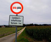 Dank an meinen Nachbar, er hat mir dieses originelle Bild geschickt. Das Schild steht an der B300 westlich von Thannhausen.