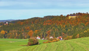 Blick von Hellersberg ins Lauterbachtal - links ist die Wallfahrtskirche Maria Vesperbild zu erkennen, unten der Ziemetshauser Ortsteil Bauhofen und darüber thront das Schloß Seyfriedsberg.