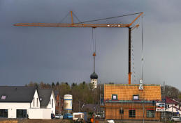 Hängt der Ursberger Kirchturm am Haken? Ein Schnappschuss, aufgenommen am 31.März 2023 bei Oberrohr.