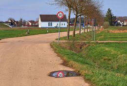 'Doppelt genäht ...'  Nicht zu übersehen ist das Tempo-30-Schild auf der zur Zeit gesperrten Bayersriederstrasse südlich von Thannhausen.