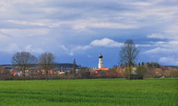 Das berüchtigte Aprilwetter ist auch heuer wieder aktiv. Blick nach Ursberg.