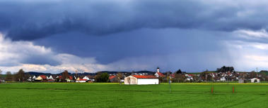 Balzhausen unter einer gewaltigen Gewitterwolke. 17.April 2023.