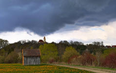 Hagelwolken kratzen am Kirchturm vom Thannhauser Ortsteil Burg - am 17.April 2023.