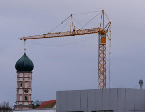 Eine Laune des Faschings? Der Balzhauser Kirchturm hängt am Haken ?  Es kommt kommt auf die Perspektive an !