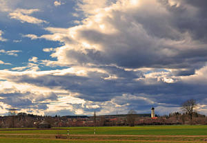 'Im Westen nichts Neues' - aktuelles Wetterbild vom Mindeltal - Blick von Thannhausen nach Ursberg. (15. März 2023)