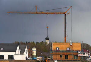 Hängt der Ursberger Kirchturm am Haken? Ein Schnappschuss, aufgenommen am 31.März 2023 bei Oberrohr.