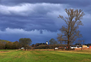 Schwere Wolken hängen über dem Mindeltal - nur der Ursberger Kirchturm im Hintergrund bekommt ein paar Sonnenstrahlen ab.