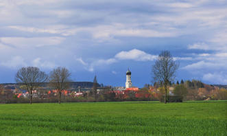 Das berüchtigte Aprilwetter ist auch heuer wieder aktiv. Blick nach Ursberg.