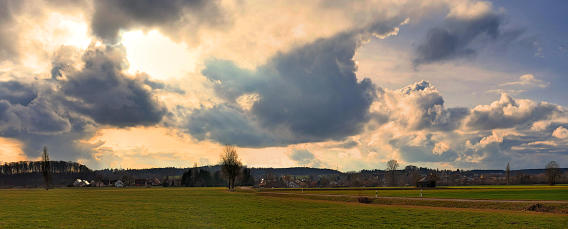 Die Wetterlage im Mindeltal am 20. Februar 2023 - windig und wolkenverhangen.