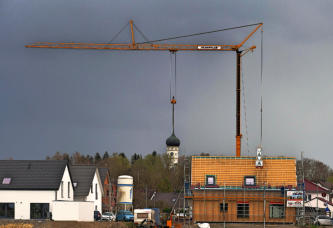 Hängt der Ursberger Kirchturm am Haken? Ein Schnappschuss, aufgenommen am 31.März 2023 bei Oberrohr.