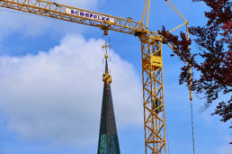 Häng der Kirchturm am Haken? 