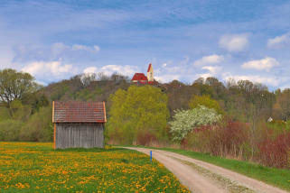 Frühling im Mindeltal - hier entlang der Hasel mit Blick auf Burg.