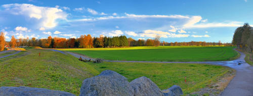 Blick ins herbstliche Mindeltal - links der Hochwaserschutzdamm Balzhausen/Bayersried und rechts der Fuß- und Radweg nach Mindelzell.