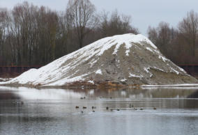 Der 'Fudschijama im Mindeltal - ein reizvolles Fotomotiv zu jeder Jahreszeit. Ein Weiher westlich von Balzhausen - beliebt bei Mensch und Tier.